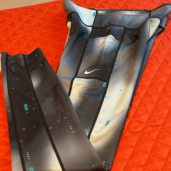 Nike Air Teal Top and Black Leggings Set - Picture 9 of 9